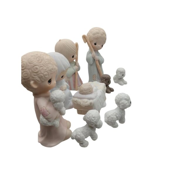 Precious Moments Nativity Set "Come Let Us Adore Him" Figurines-9 pcs. - Picture 3 of 6